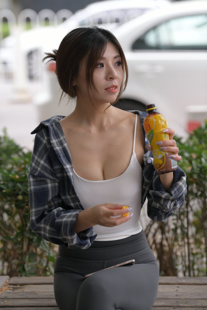 喝饮料的瑜伽裤女孩J2242 383P1V-17.5GB-嘿次元