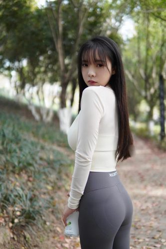 图片[9]-穿瑜伽裤爬山的长发少女-嘿次元